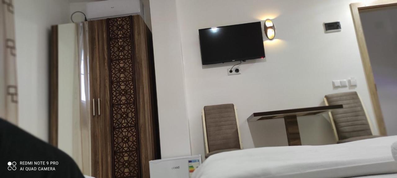 Hostel Heimli Пристина Екстериор снимка
