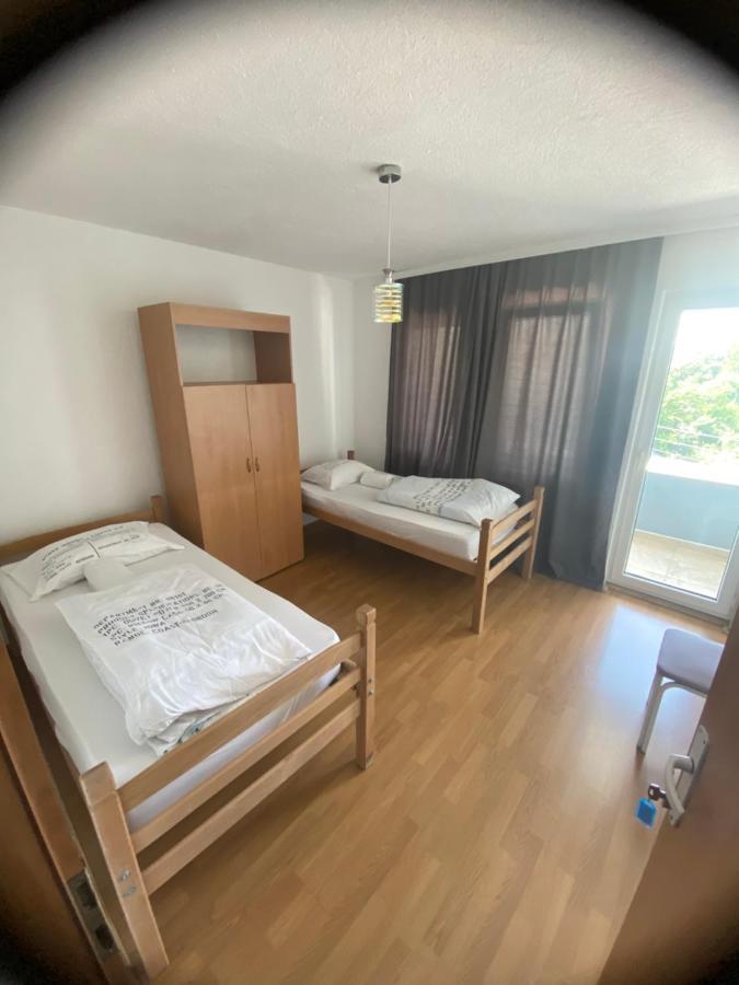 Hostel Heimli Пристина Екстериор снимка