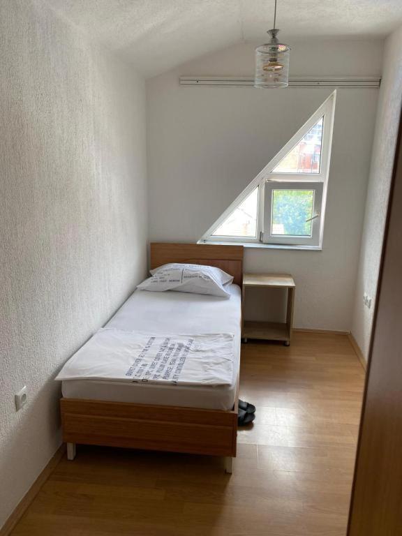 Hostel Heimli Пристина Екстериор снимка