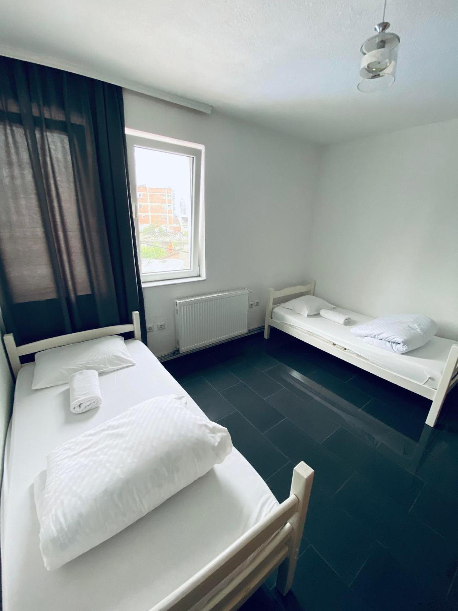 Hostel Heimli Пристина Екстериор снимка