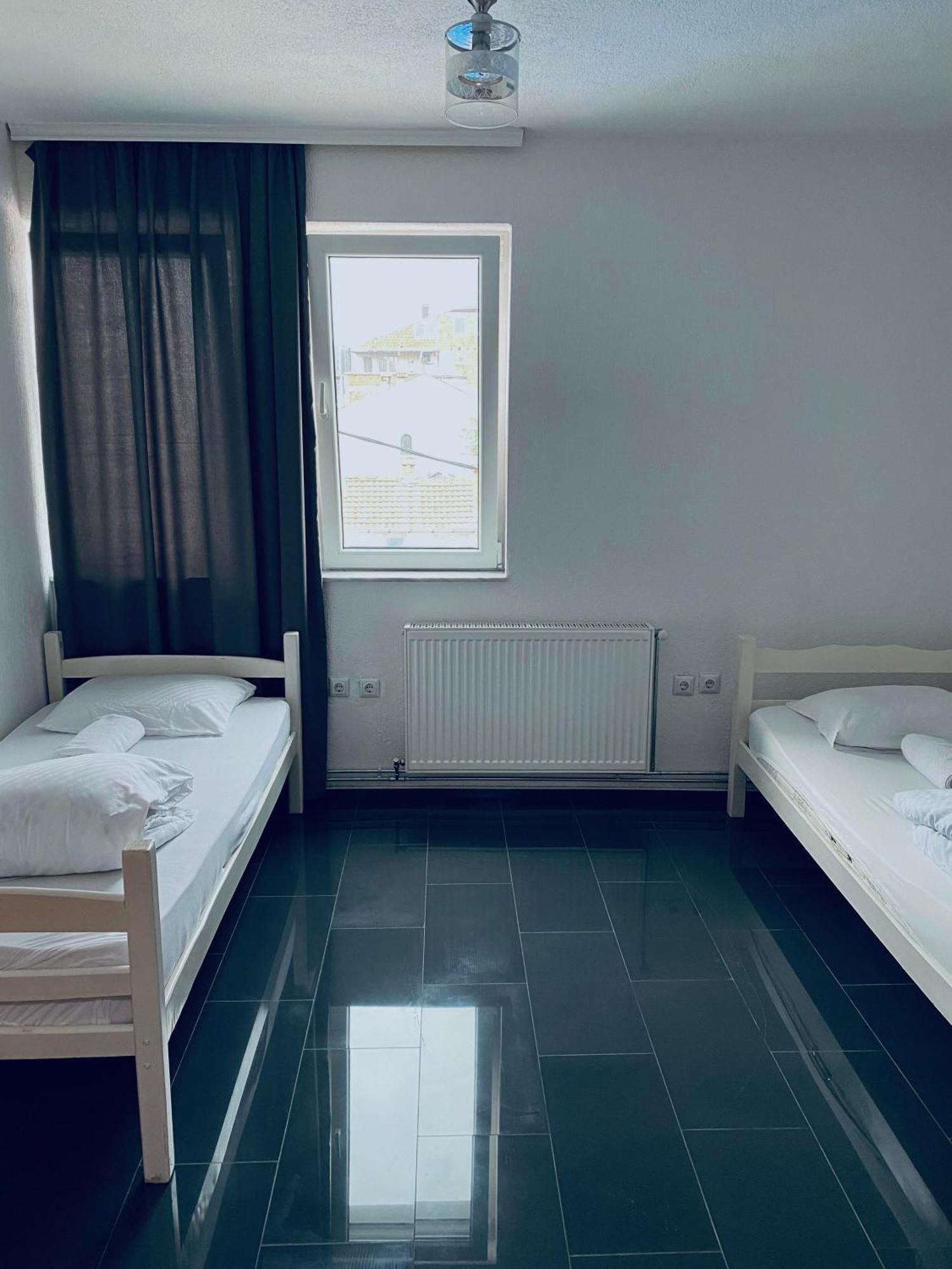 Hostel Heimli Пристина Екстериор снимка